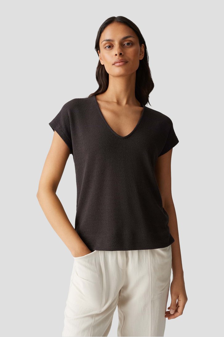 Voorkant van Donkerbruin T-shirt met V-hals door Opus voor Dames