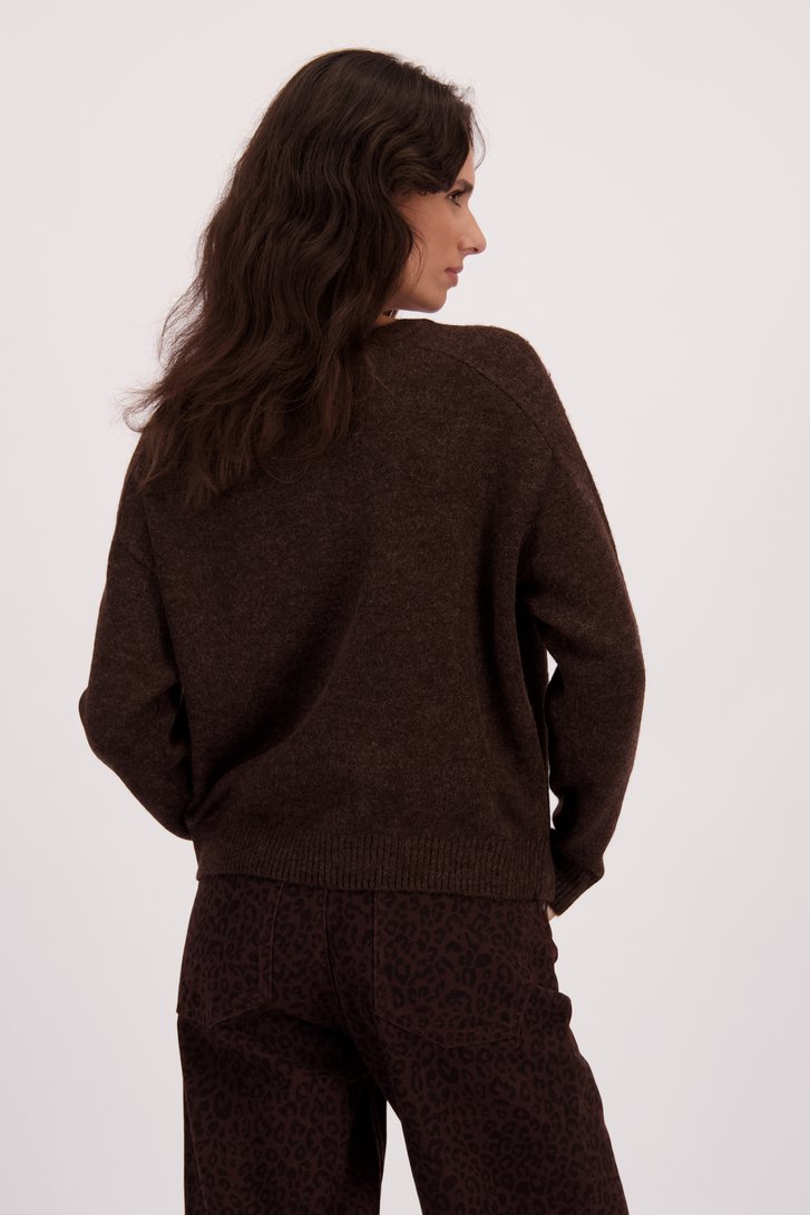 Achterkant van Donkerbruine gebreide trui met studs door Louise voor Dames