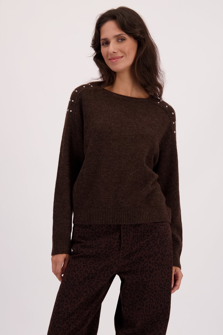 Voorkant van Donkerbruine gebreide trui met studs door Louise voor Dames