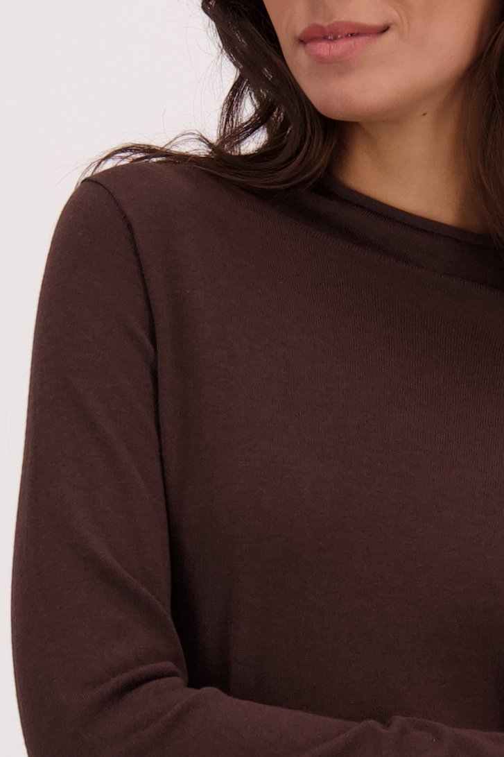 Detail van Donkerbruine trui met opstaande kraag  door Louise voor Dames