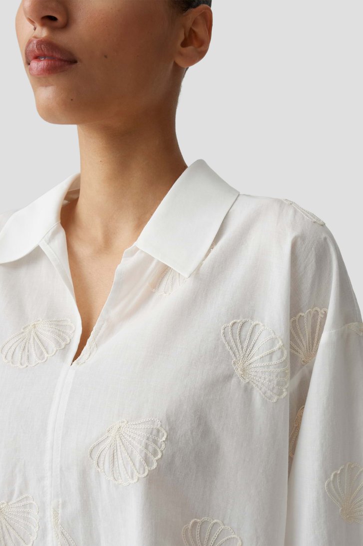 Detail van Ecru blouse met schelpen door Opus voor Dames