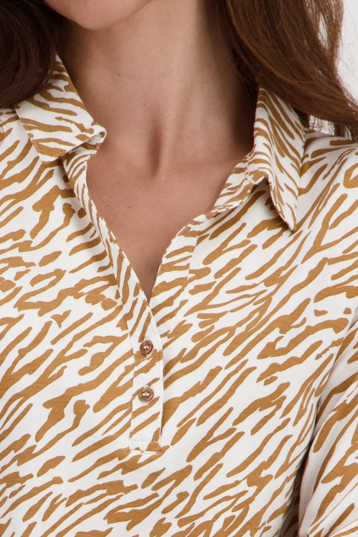 Ecru polo met animal print van Claude Arielle voor Dames