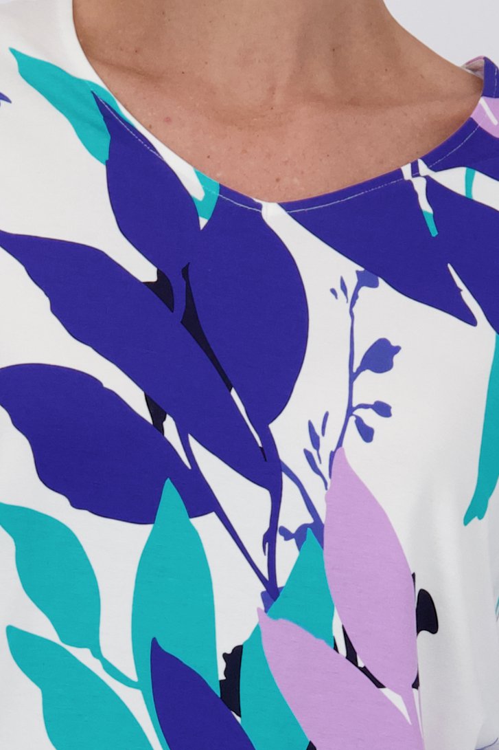 Ecru T-shirt met blauw-paarse print van Claude Arielle voor Dames