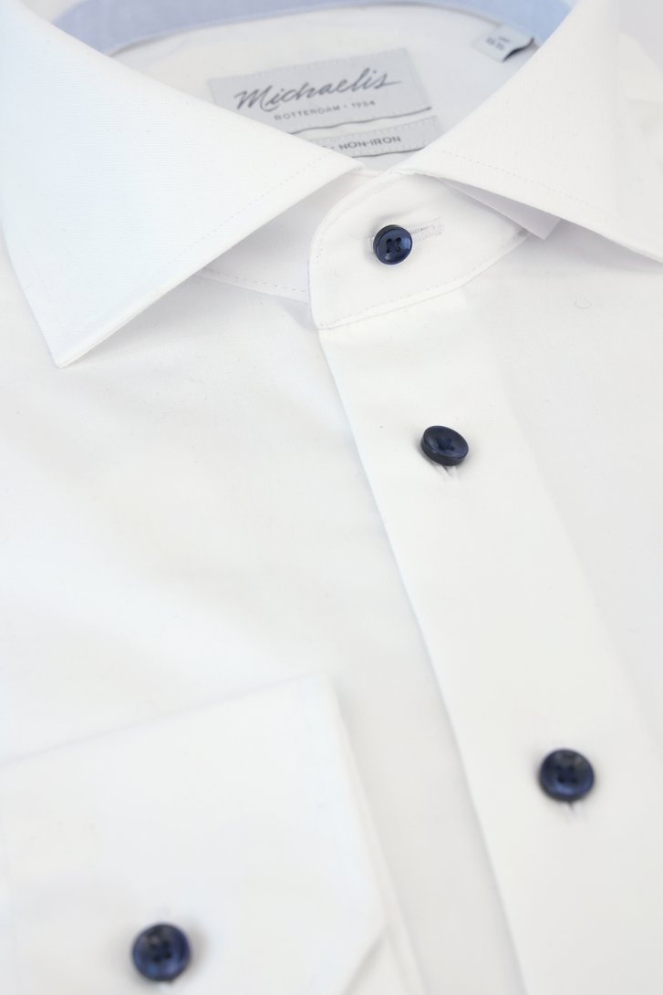 Detail van Effen wit hemd met fijne structuur - Slim fit door Michaelis voor Heren