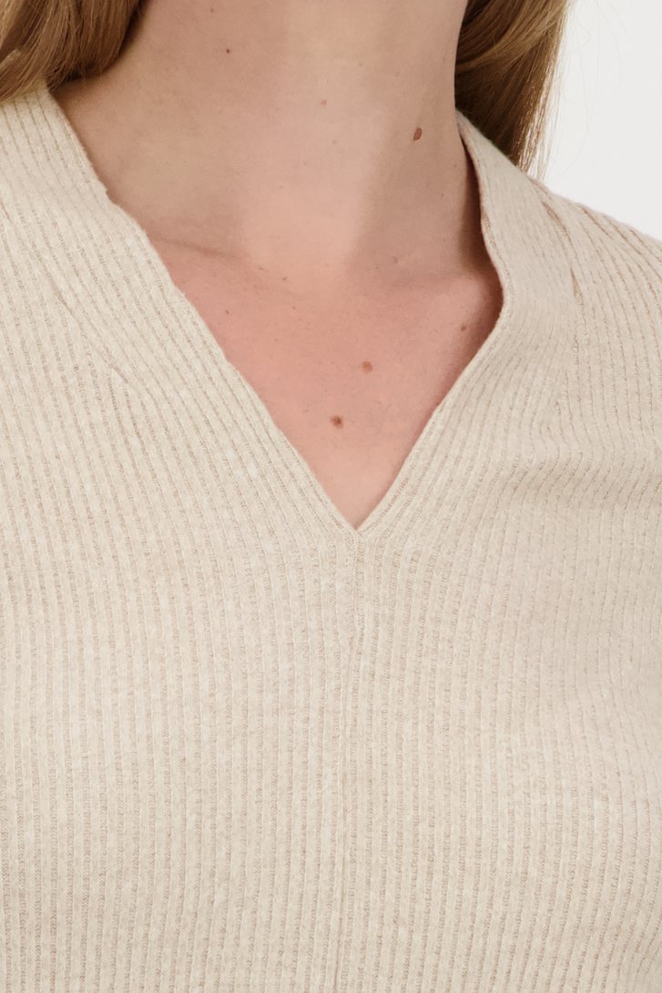 Detail van Fijn beige truitje door Opus voor Dames