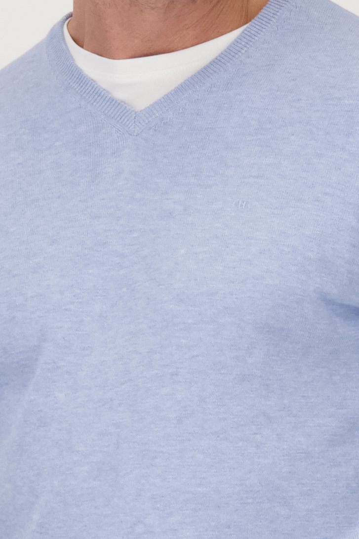 Detail van Fijne lichtblauwe trui met V-hals door Dansaert Blue voor Heren