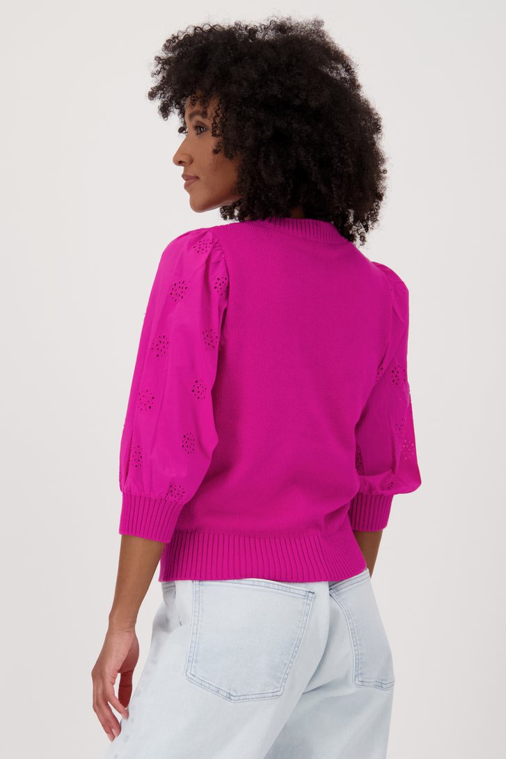 Detail van Fuchsia trui met broderie anglaise door Louise voor Dames