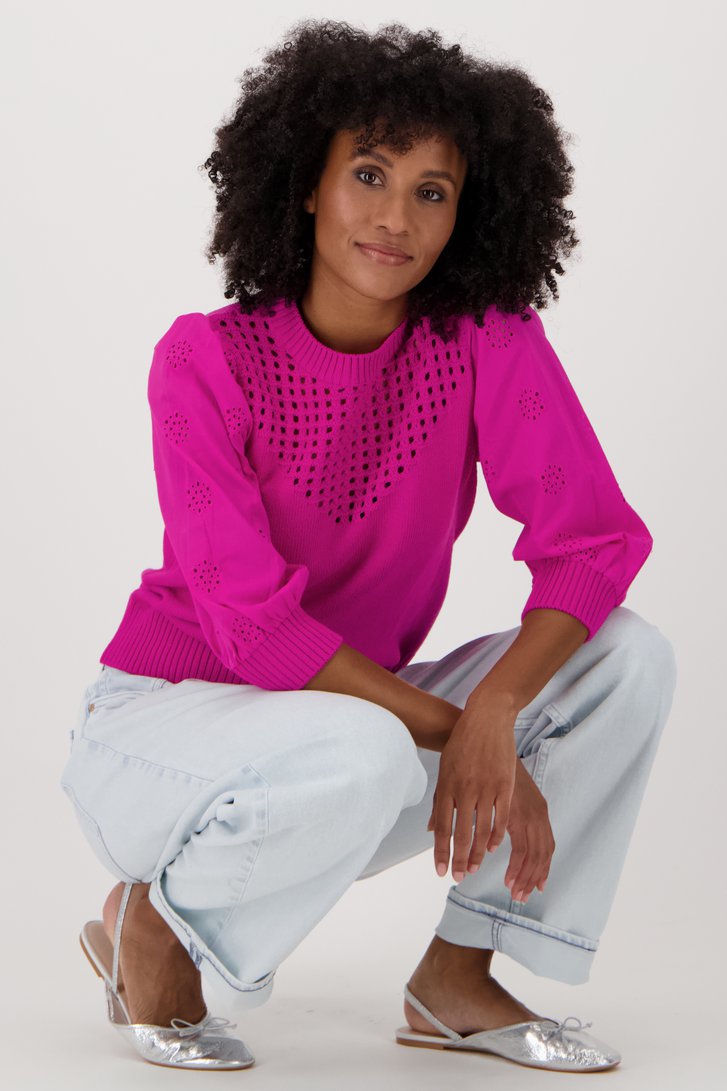 Voorkant van Fuchsia trui met broderie anglaise door Louise voor Dames