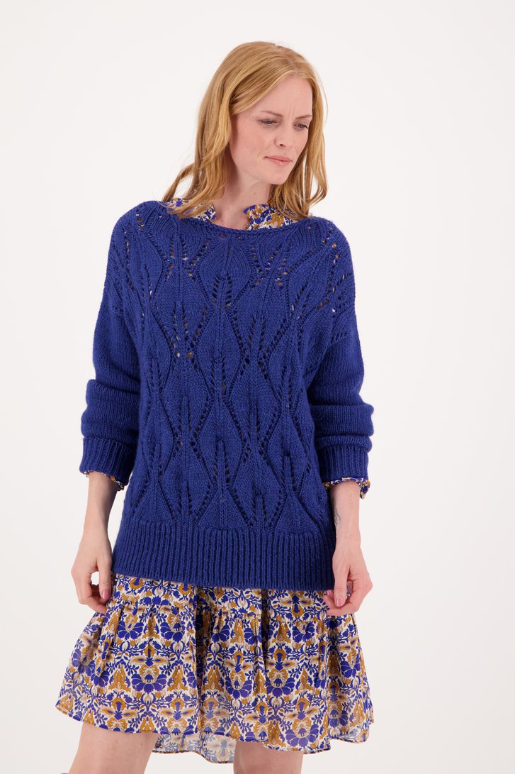 Gehaakte donkerblauwe trui met patroon