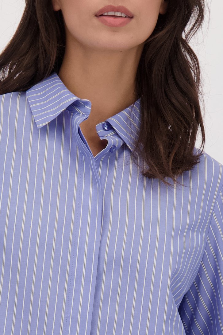 Detail van Gestreepte blauwe blouse door Louise voor Dames
