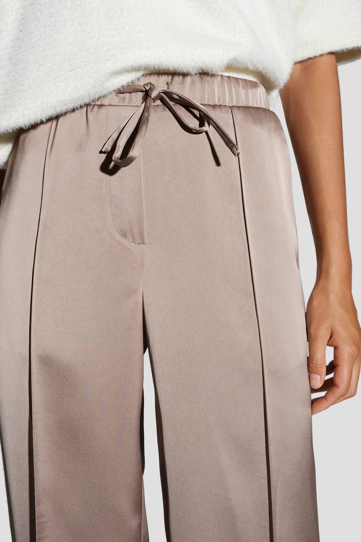 Detail van Glanzende lichtbruine broek door Opus voor Dames