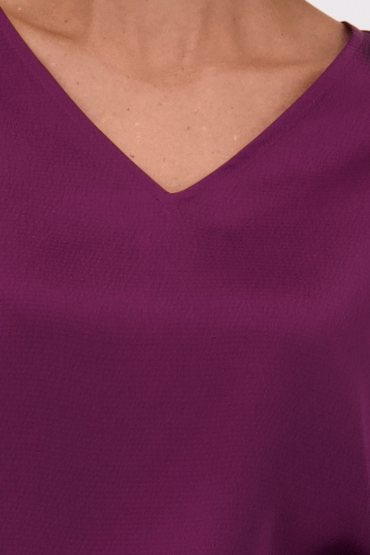 Detail van Glanzende paarse blouse  door Claude Arielle voor Dames