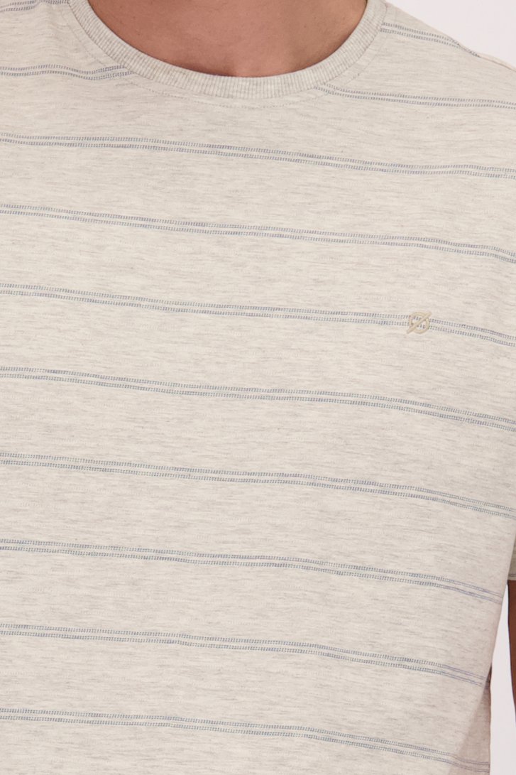 Detail van Grijs T-shirt met een blauw-wit gestreept motief door Ravøtt voor Heren