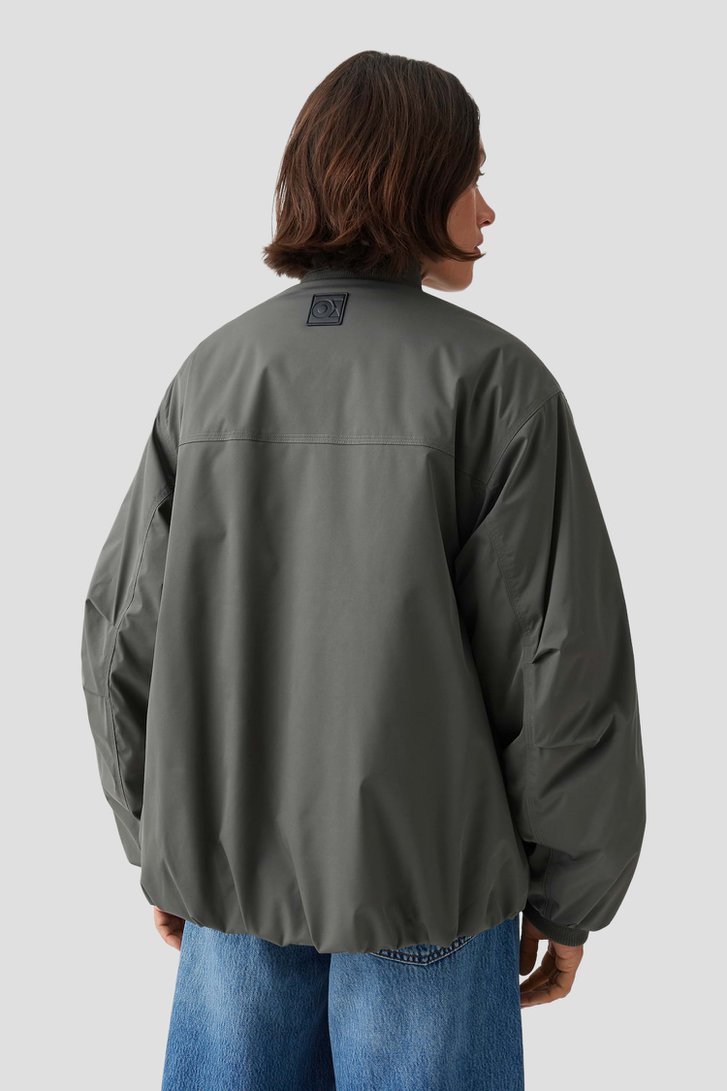 Achterkant van Grijsgroene bomber jacket  door Opus voor Dames