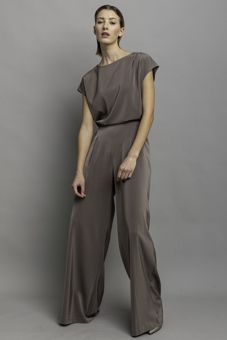 Voorkant van Grijze broek met satin look  door D'Auvry voor Dames