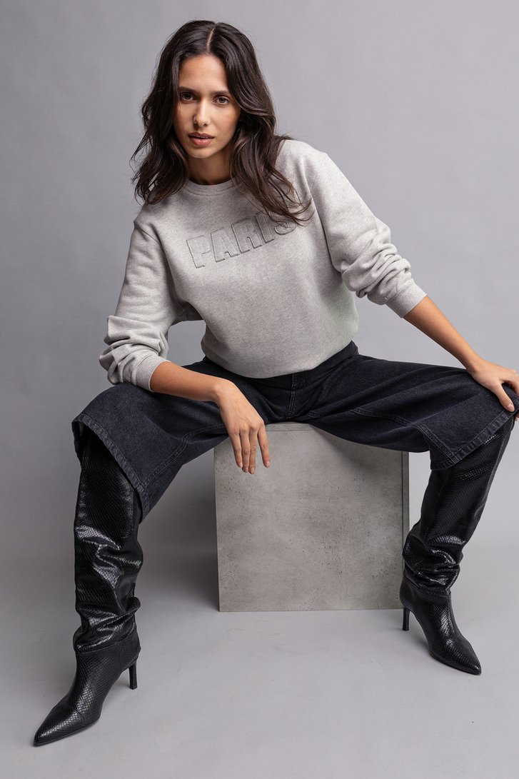 Extra foto 4 van Grijze gemêleerde sweater met patchletters ‘Paris’ door Louise voor Dames