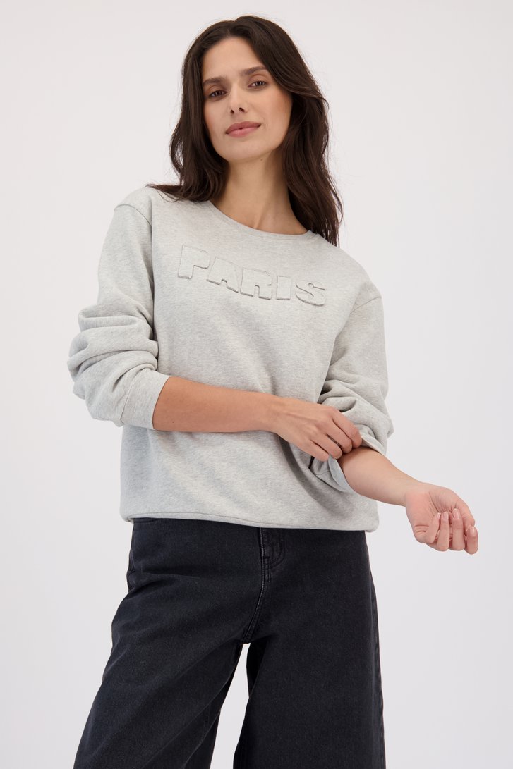 Voorkant van Grijze gemêleerde sweater met patchletters ‘Paris’ door Louise voor Dames
