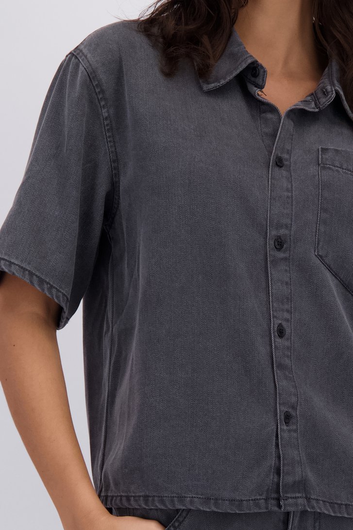 Detail van Grijze jeansblouse met korte mouwen door Pieces voor Dames