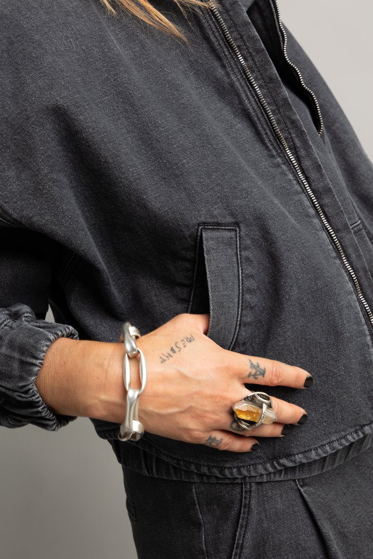 Extra foto 1 van Grijze jeansvest met verwassen look door Murielle Victorine Scherre voor Dames