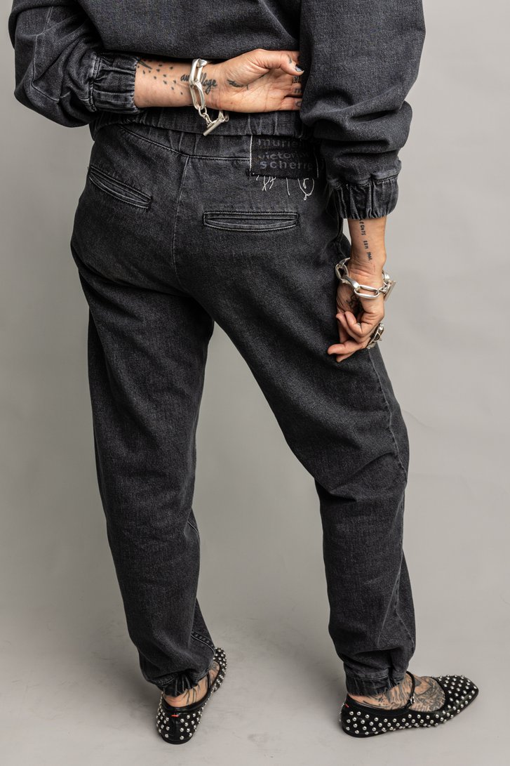 Achterkant van Grijze jogger met verwassen look door Murielle Victorine Scherre voor Dames