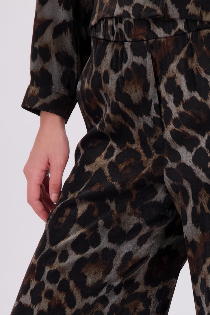 Detail van Grijze metallic broek met print door Geisha voor Dames