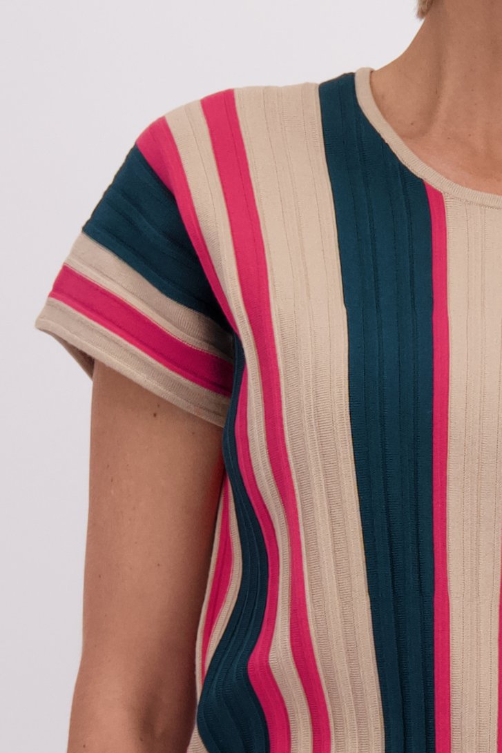 Detail van Groen-beige gestreepte trui korte mouw  door Claude Arielle voor Dames