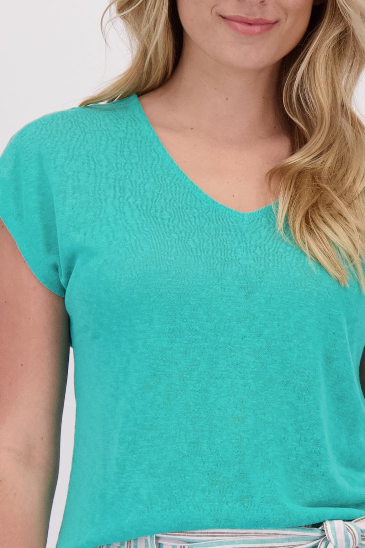 Detail van Groen T-shirt met V-hals  door Libelle voor Dames