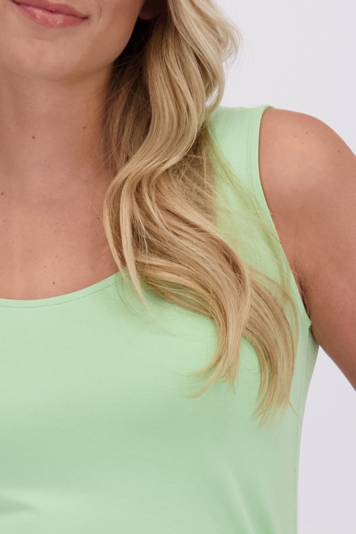 Detail van Groen topje met ronde hals door Libelle voor Dames