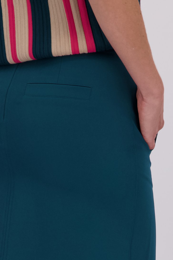 Detail van Groenblauwe midirok door Claude Arielle voor Dames