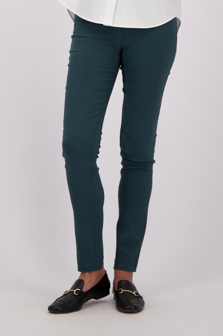 Detail van Groene stretchbroek met elastische tailleband door Claude Arielle voor Dames