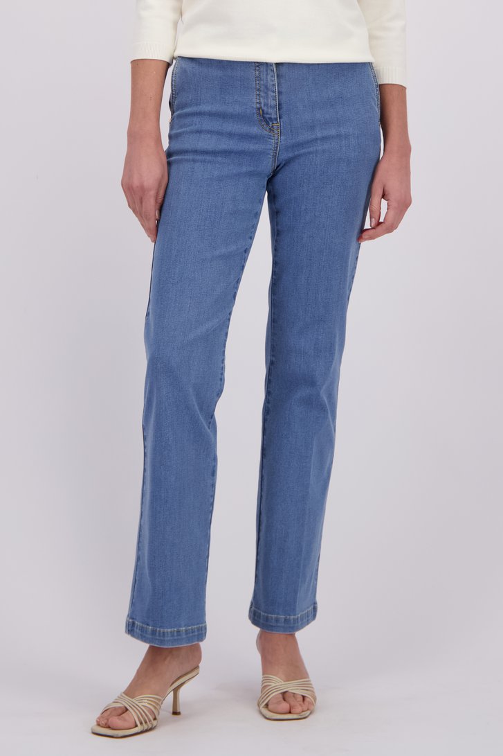 Détail de Jean bleu clair à coupe droite de Claude Arielle pour Femmes