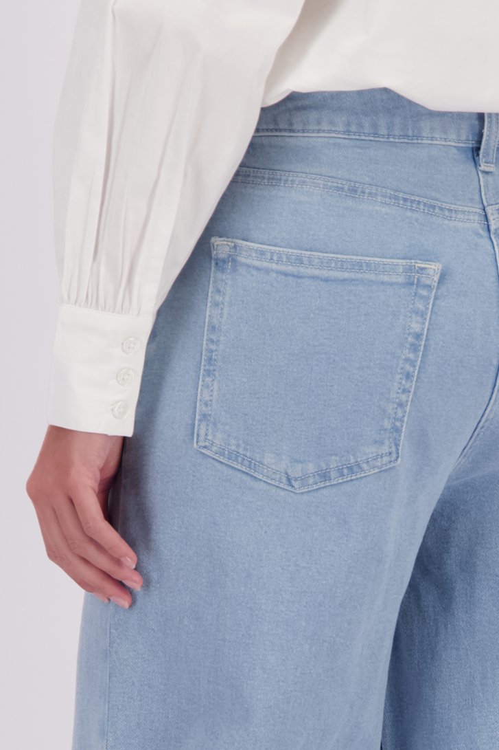 Détail de Jean bleu clair à coupe large de D'Auvry Studio pour Femmes