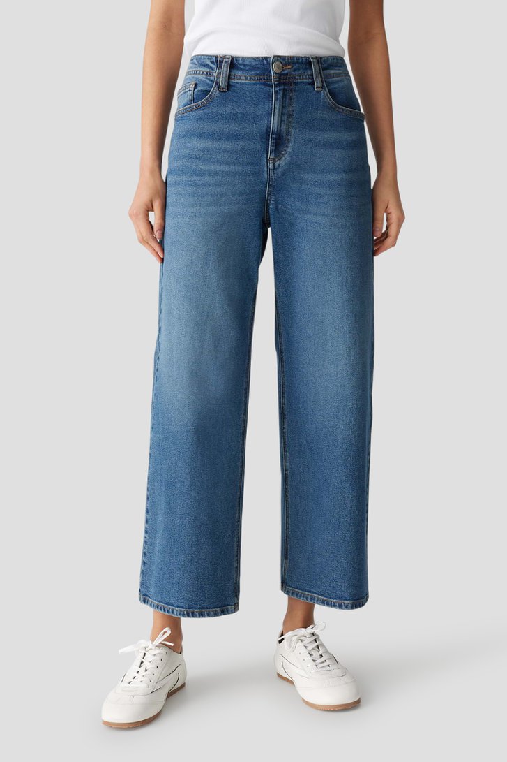 Le devant de Jean bleu large de Opus pour Femmes