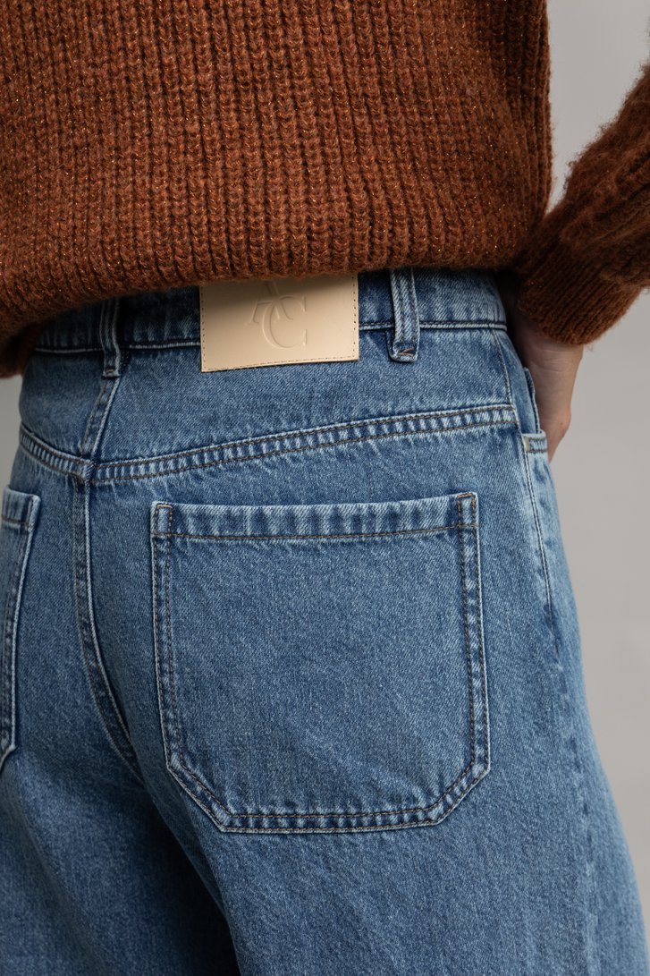 Détail de Jean bleu moyen évasé de AC by Annelien Coorevits pour Femmes