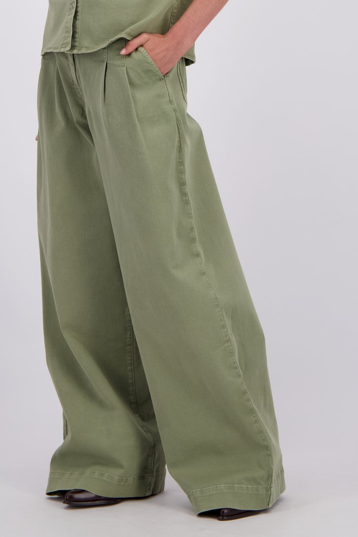 Le devant de Jean vert olive large avec plis de Liberty Island Denim pour Femmes