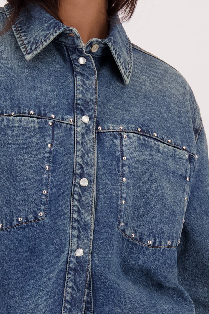 Detail van Jeanshemd met zilveren studs door Louise voor Dames