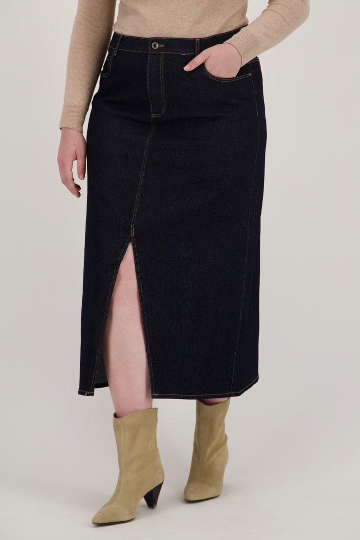 Le devant de Jupe mi-longue en jean bleu foncé de ONLY Carmakoma pour Femmes