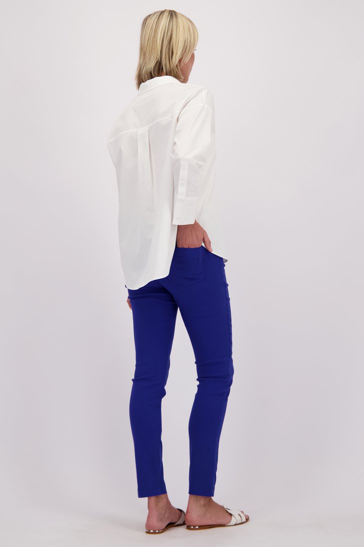 Achterkant van Koningsblauwe stretchbroek met elastische taille door Claude Arielle voor Dames