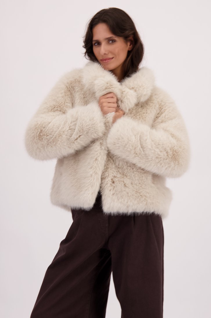 Voorkant van Korte beige mantel in faux fur door Louise voor Dames