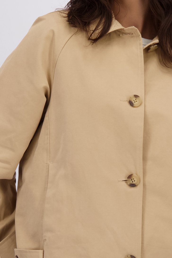 Detail van Korte beige trenchcoat door JDY voor Dames