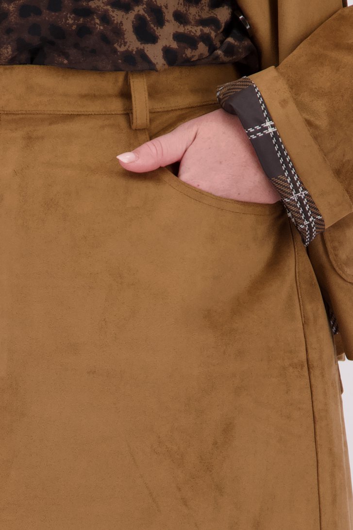 Detail van Korte bruine rok met suède look door ONLY Carmakoma voor Dames