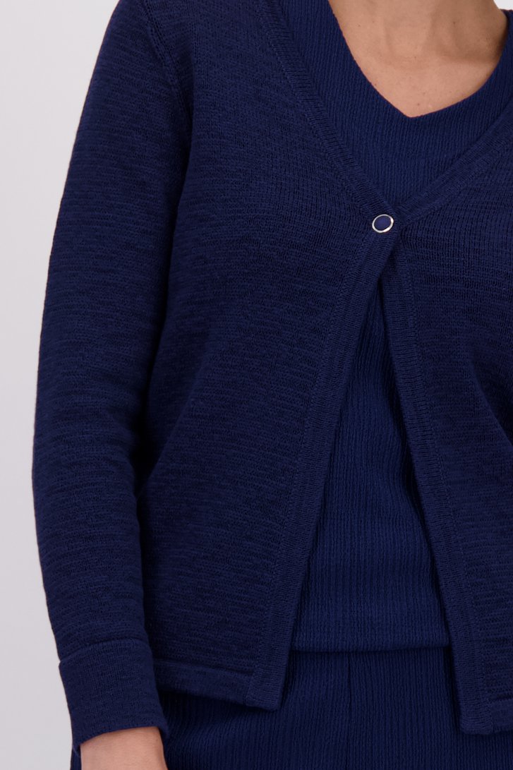 Detail van Korte donkerblauwe cardigan  door Claude Arielle voor Dames