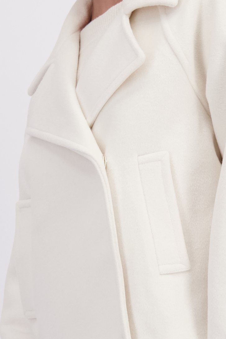 Detail van Korte witte mantel door D'Auvry voor Dames