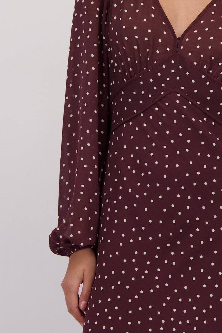 Detail van Lang bordeauxbruin kleedje met polkadots door Louise voor Dames