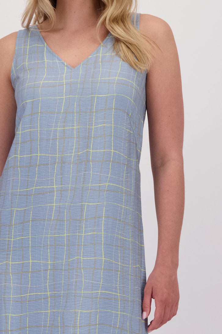 Detail van Lang lichtblauw kleedje met geruit motief door Libelle voor Dames