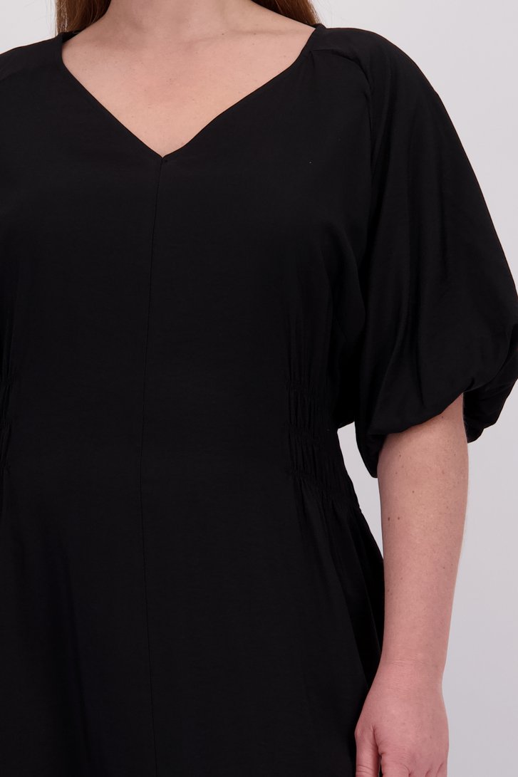 Detail van Lang zwart kleedje met V-hals door Kaffe Curve voor Dames
