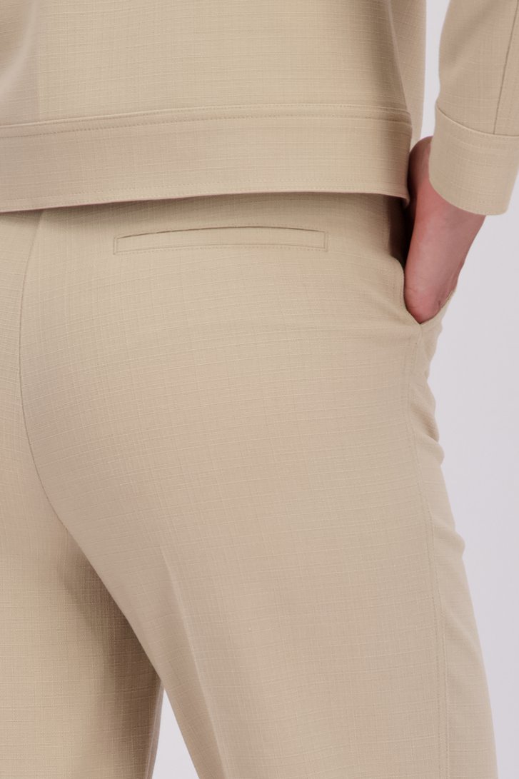 Detail van Lange beige broek  door Claude Arielle voor Dames