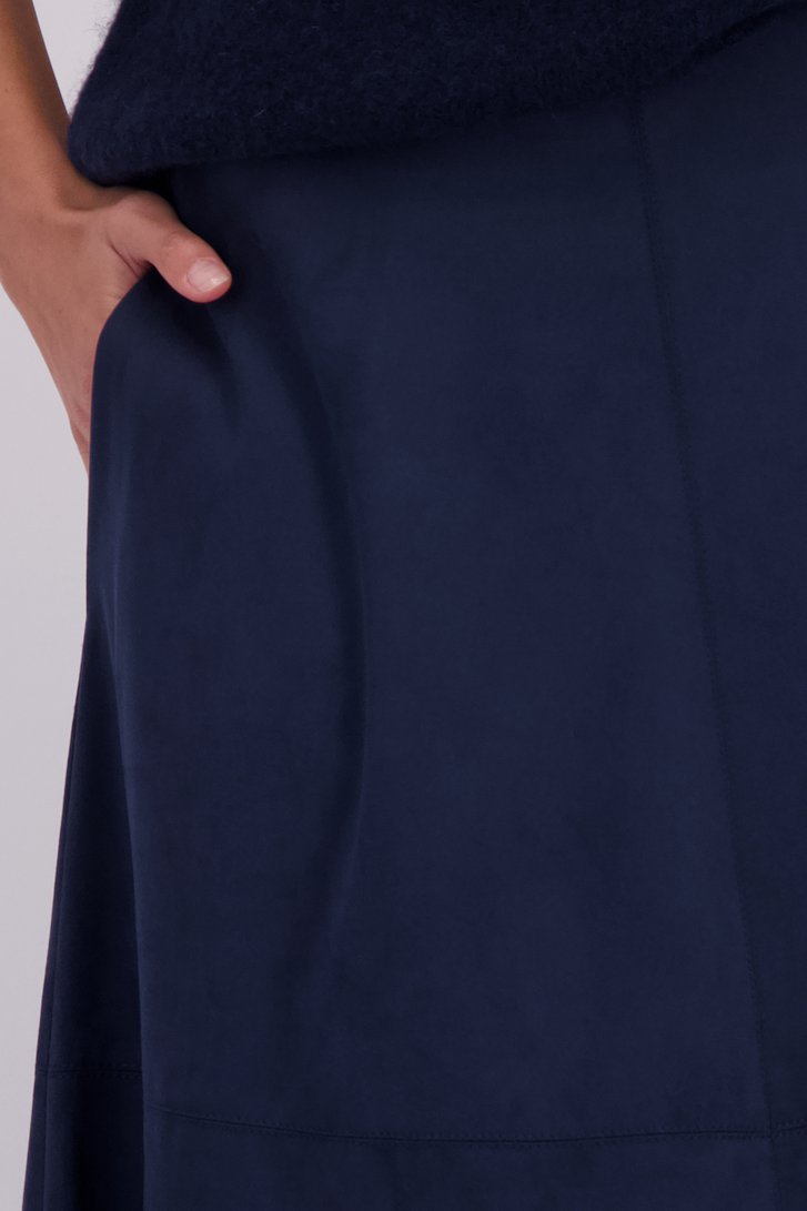 Detail van Lange blauwe rok met daimlook door D'Auvry voor Dames