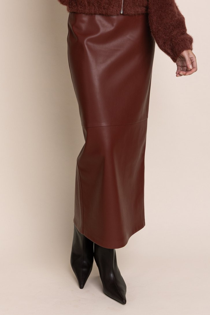 Detail van Lange bordeaux rok in leather look door AC by Annelien Coorevits voor Dames