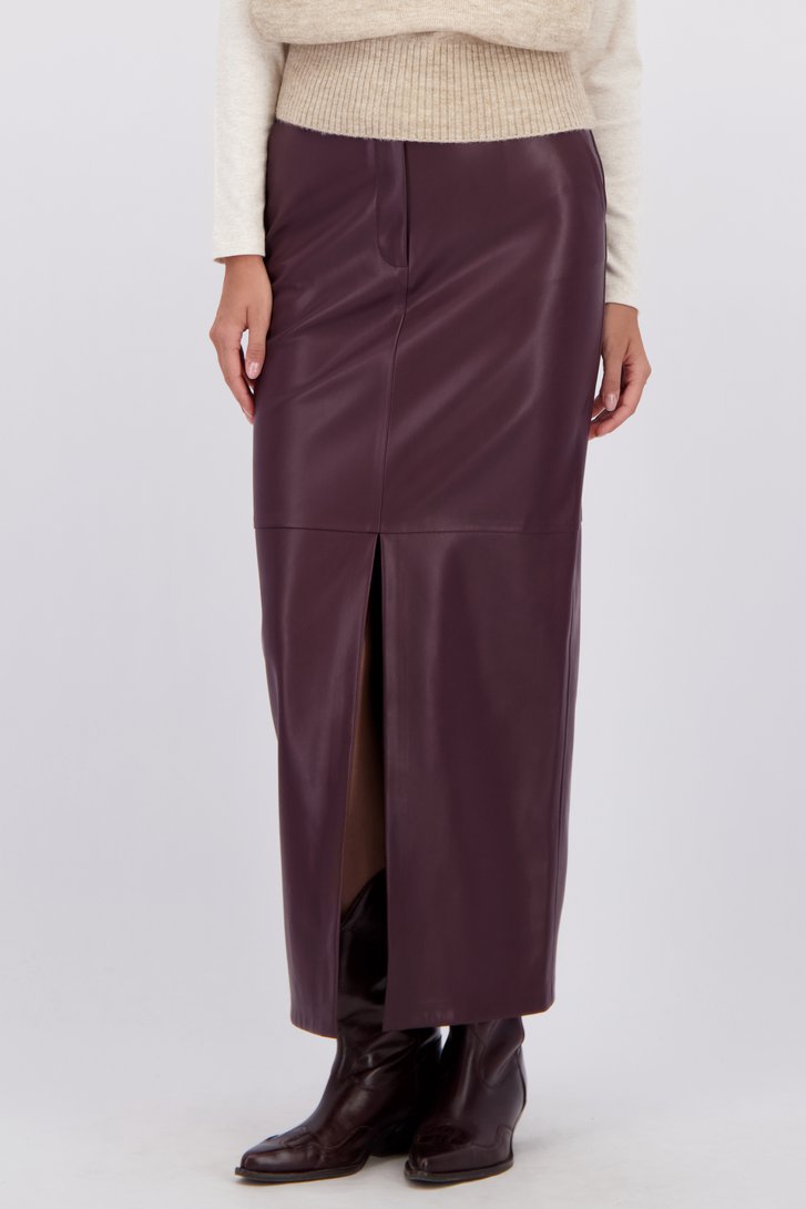 Detail van Lange bordeauxbruine rok met leather look door Louise voor Dames